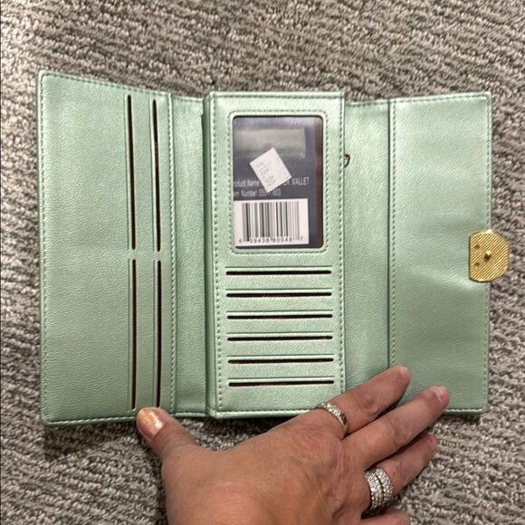 Nu Trendz Green Wallet Sleek Minimalist Design - Picture 2 of 3